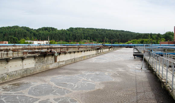 Bulles du bassin d’aération des eaux usées d’une station d’épuration